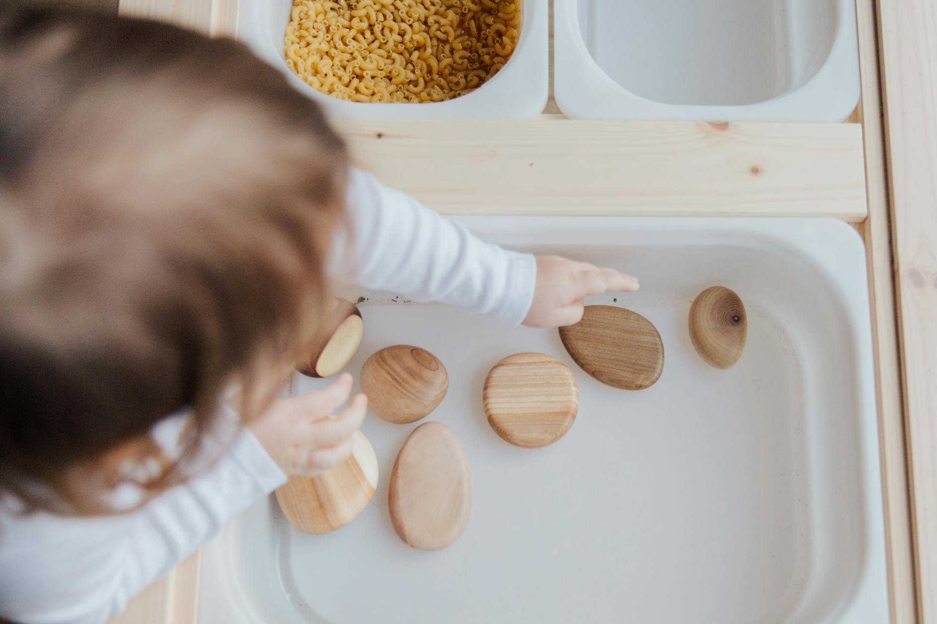 3 yaş çocuk Montessori duyusal materyali ile çalışıyor
