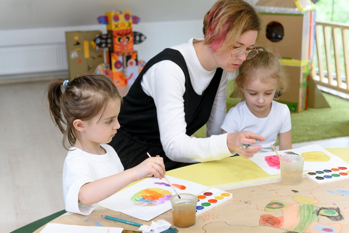 Çocuk sanat etkinliğinde parmak boyasıyla resim yapıyor