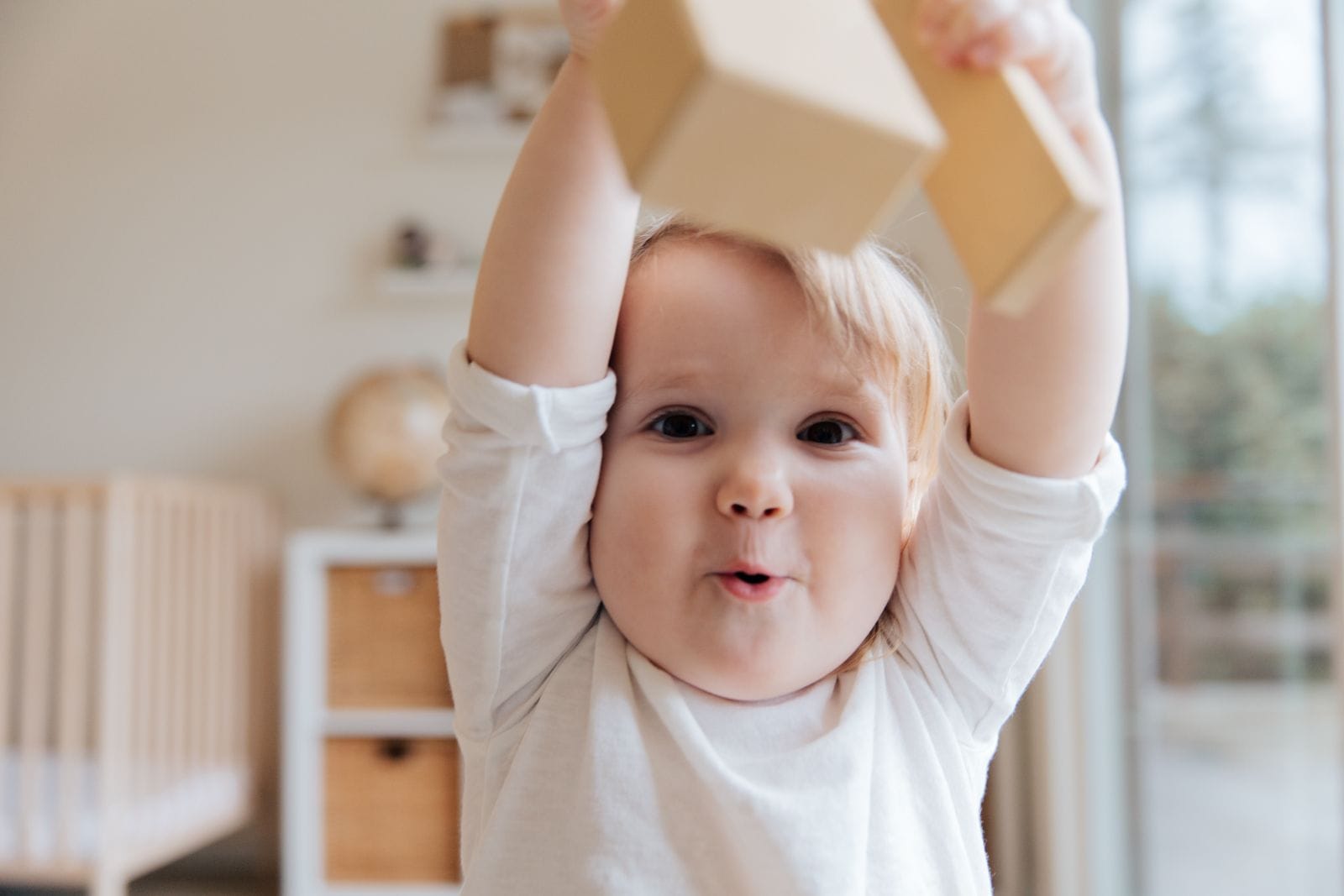 Bebek evde ahşap bloklarla oynuyor