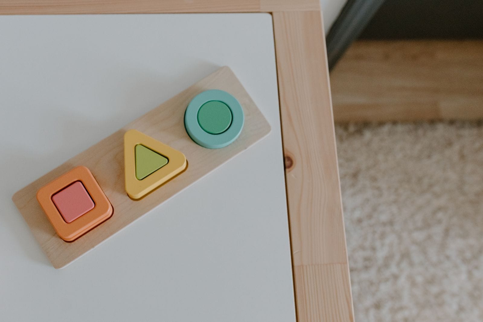 Ahşap masa üzerinde sade geometrik ahşap oyuncaklar