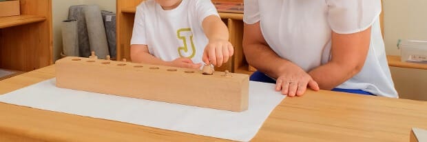 Montessori sınıfında silindir blokları materyaliyle çalışma