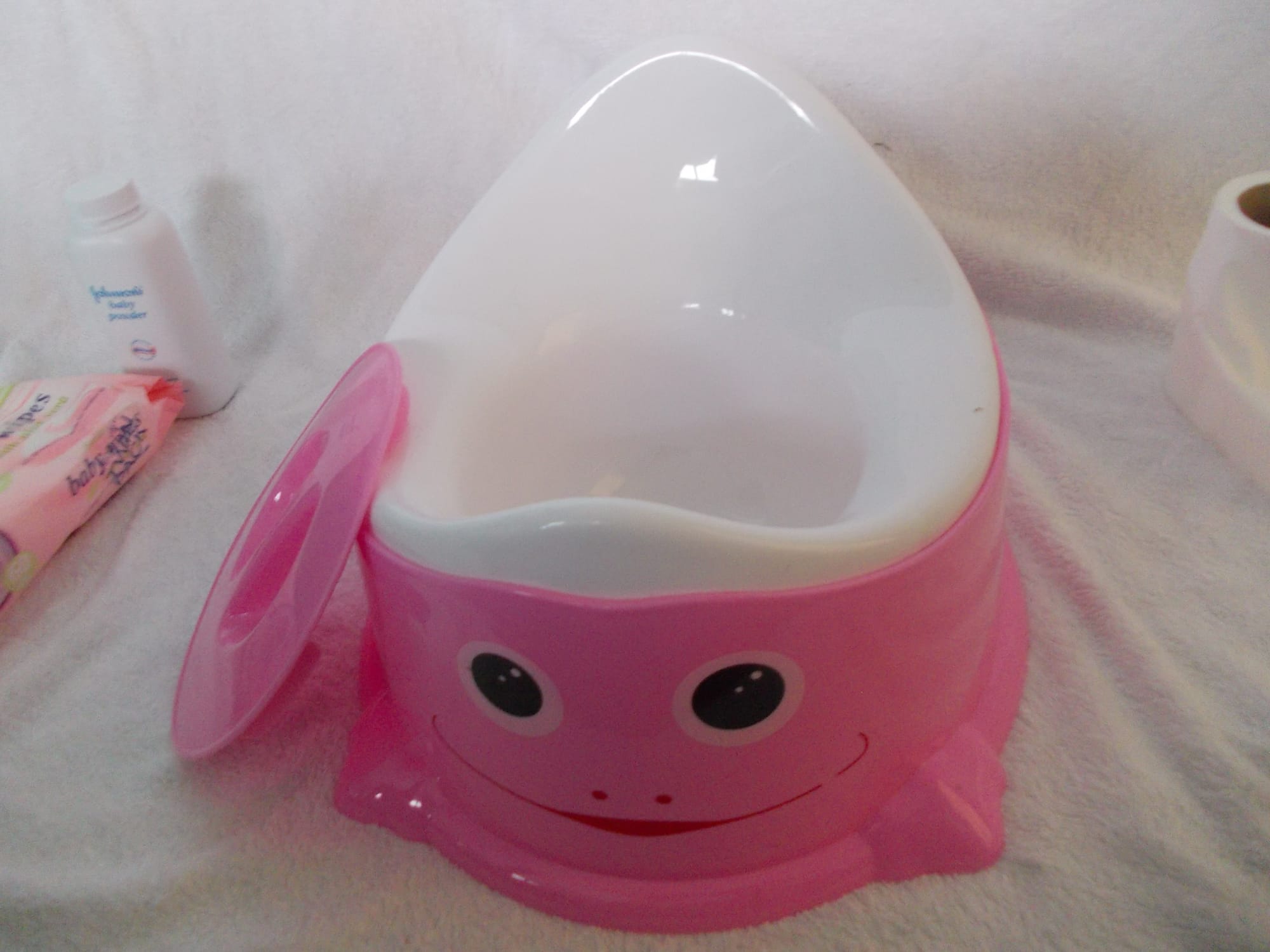 Kapaklı pembe bir çocuk lazımlığı