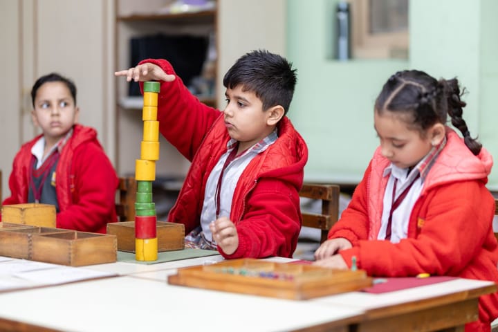 Çocuklar Montessori sınıfında materyallerle çalışıyor