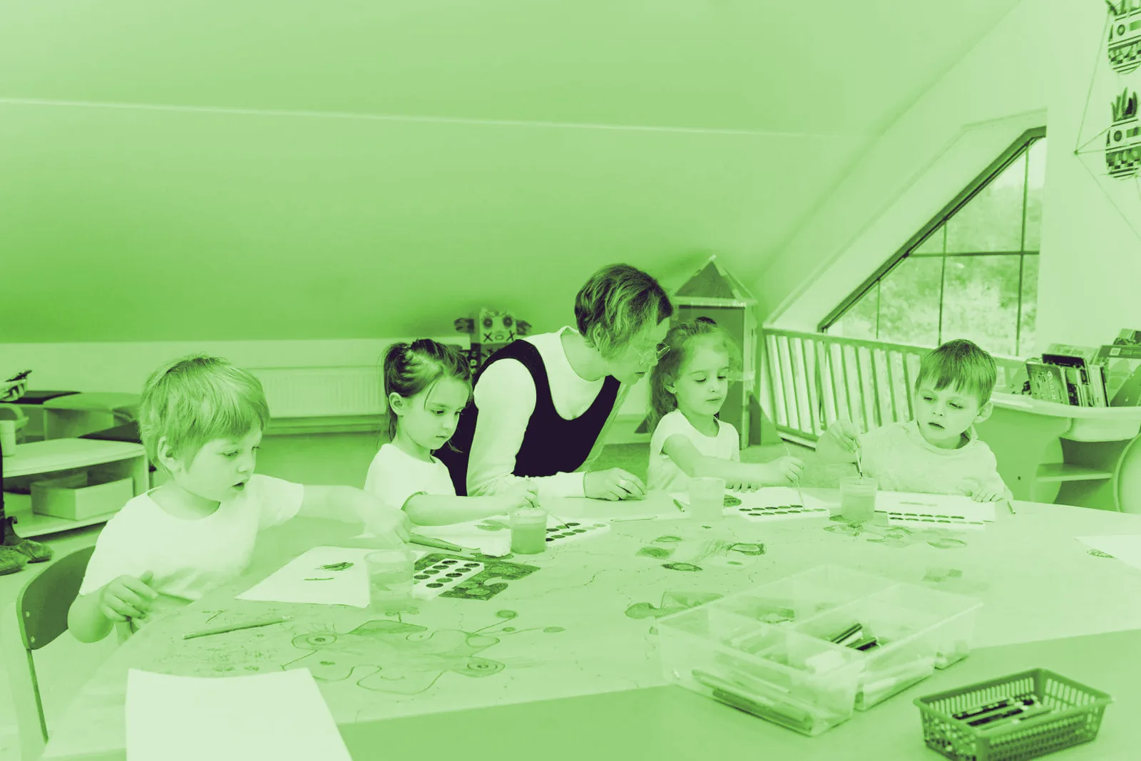 Anaokulu öğretmeni sınıfta çocuklarla sanat etkinliği yapıyor