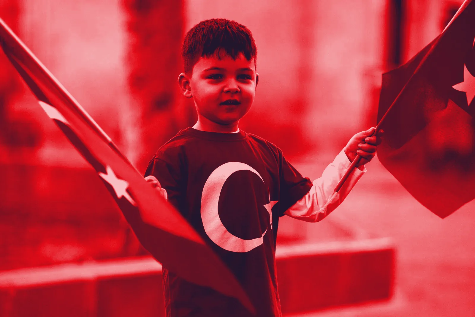 4-6 yaş erkek çocuk açık havada Türk bayraklarıyla Cumhuriyet Bayramı'nı kutluyor