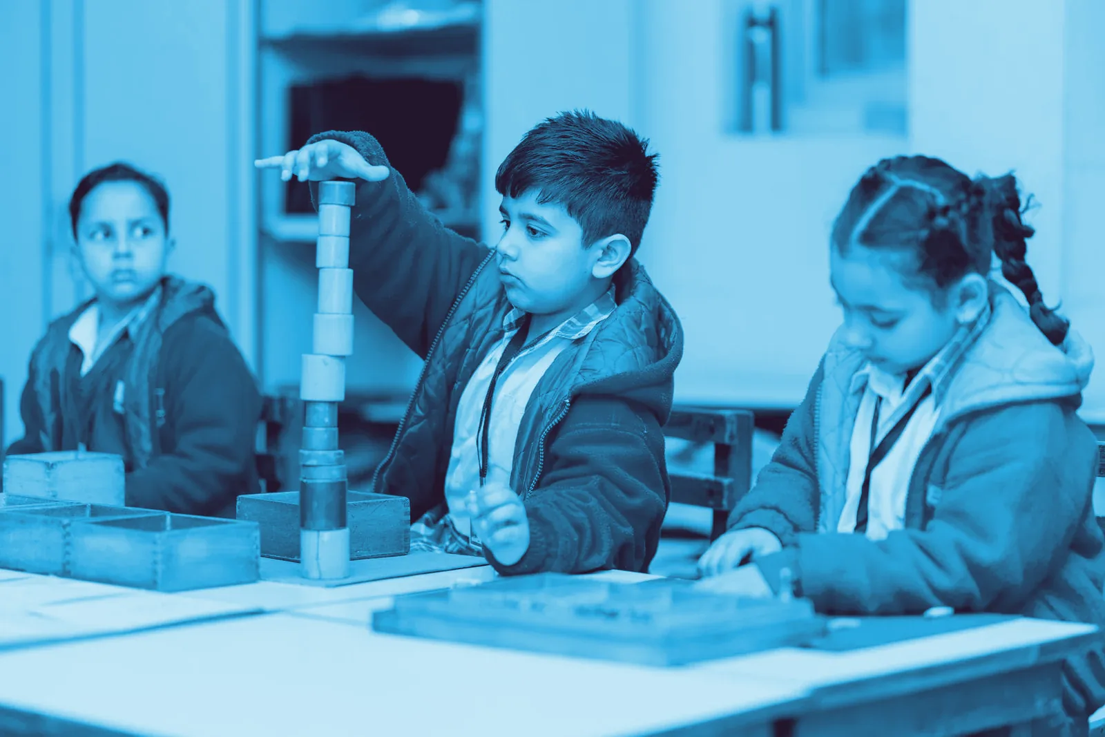 Çocuklar Montessori sınıfında materyallerle çalışıyor